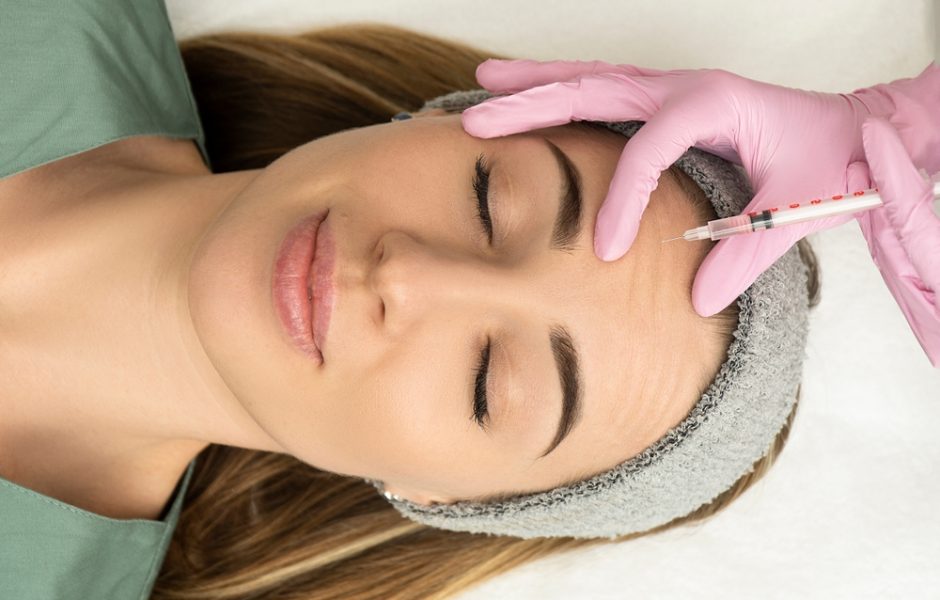 Close-up,Of,The,Hands,Of,An,Expert,Cosmetologist,Injecting,Botox